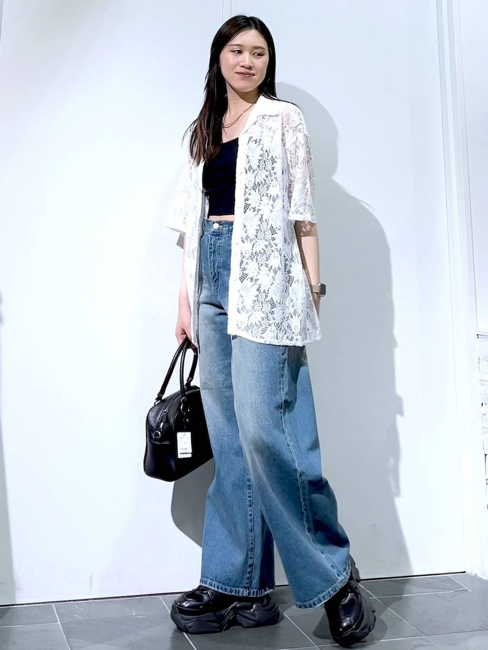 「PAGEBOY、モード、女子ウケ、着痩せ・細見え、骨格ストレート、個性派、韓国系、メンズライク、ストリート、カジュアル、デニムパンツ、シャツ、夏コーデ、おでかけ、デートコーデ」｜「PAGEBOYのプラットチャンキースニーカー（スニーカー、ブラック系）」を使った、misao1130さん（レディース・161cm）の夏コーディネートの5枚目の写真