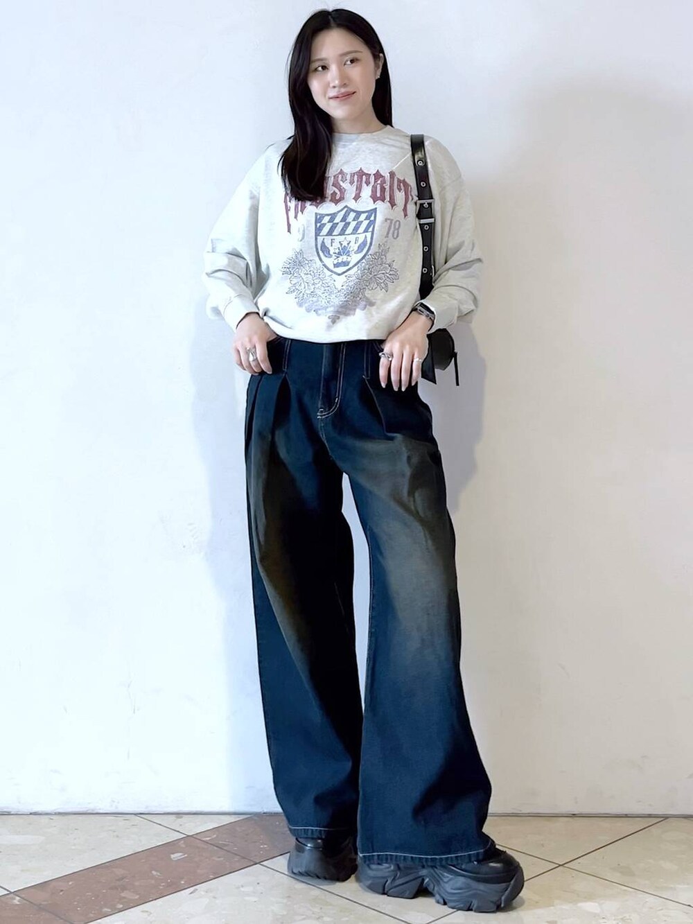 「スウェット、モード、女子ウケ、着痩せ・細見え、骨格ストレート、個性派、韓国系、メンズライク、ストリート、カジュアル、PAGEBOY、デニムパンツ、PB_HappyDenimDays、春コーデ」｜「PAGEBOYのプラットチャンキースニーカー（スニーカー、ブラック系）」を使った、misao1130さん（レディース・161cm）の春コーディネートの4枚目の写真