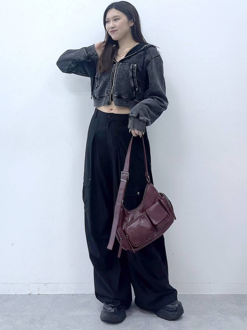 「女子ウケ、着痩せ・細見え、骨格ストレート、メンズライク、Anui、パーカー、秋コーデ、モード、PAGEBOY、個性派、韓国系、ストリート、カジュアル」｜「PAGEBOYのプラットチャンキースニーカー（スニーカー、ブラック系）」を使った、misao1130さん（レディース・161cm）の夏コーディネートの5枚目の写真