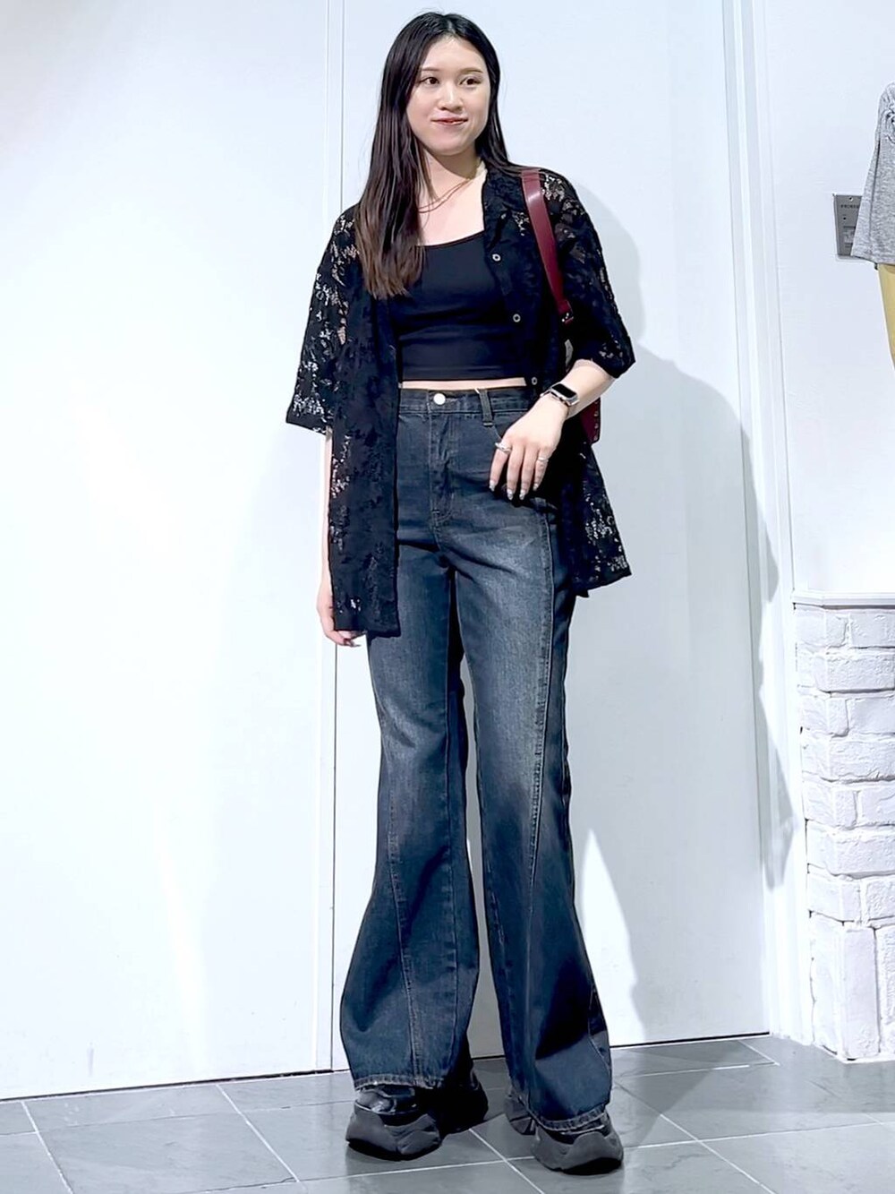 「モード、女子ウケ、着痩せ・細見え、骨格ストレート、個性派、韓国系、メンズライク、ストリート、カジュアル、PAGEBOY、デニムパンツ、シャツワンピース、夏コーデ、おでかけ、大人カジュアル」｜「PAGEBOYのプラットチャンキースニーカー（スニーカー、ブラック系）」を使った、misao1130さん（レディース・161cm）の夏コーディネートの5枚目の写真