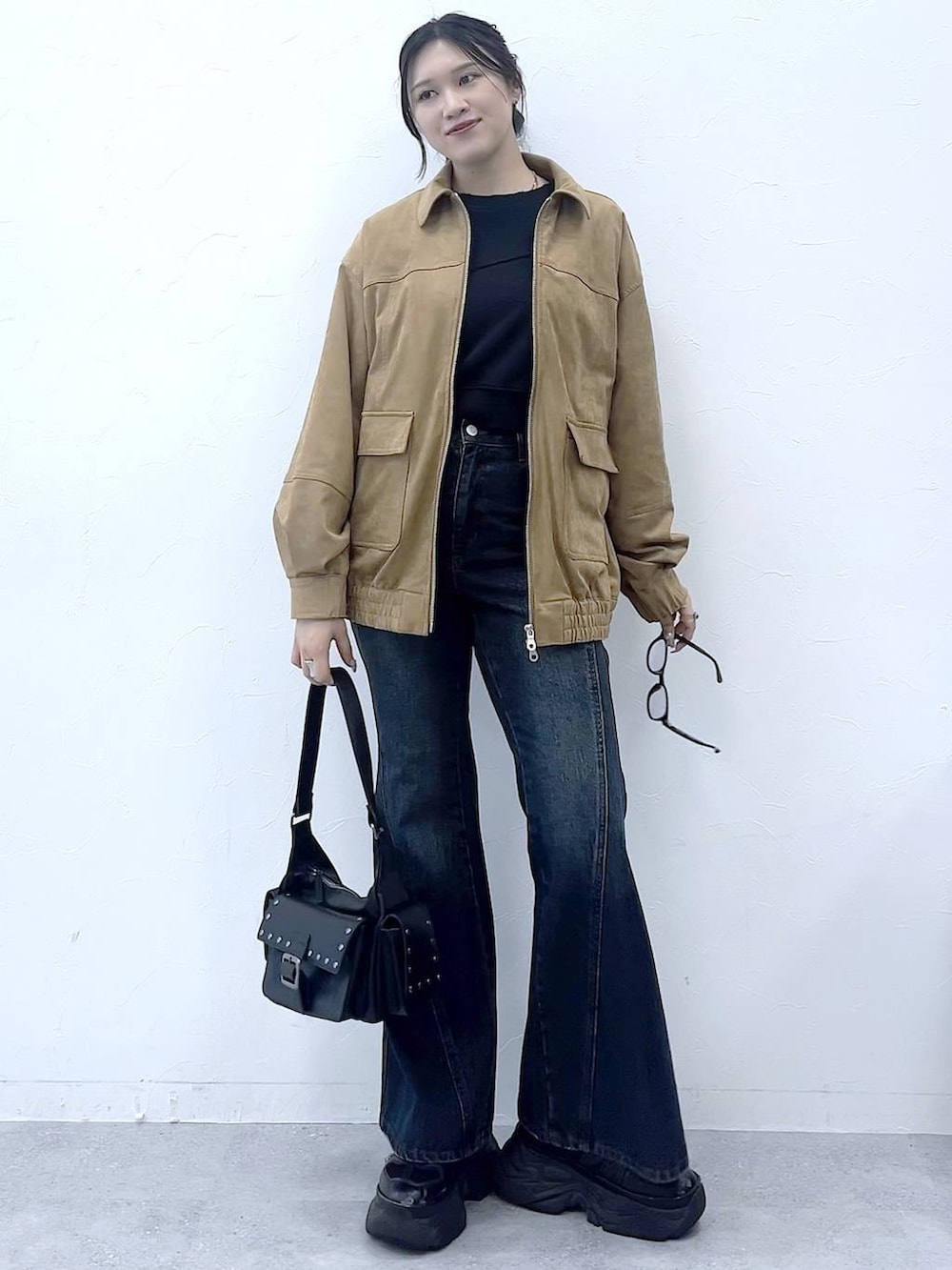 「韓国系、モード、女子ウケ、着痩せ・細見え、骨格ストレート、個性派、メンズライク、ストリート、カジュアル、PAGEBOY、デニムパンツ、フレアパンツ、ジャケット、アウター、レザー」｜「PAGEBOYのプラットチャンキースニーカー（スニーカー、ブラック系）」を使った、misao1130さん（レディース・161cm）の夏コーディネートの2枚目の写真