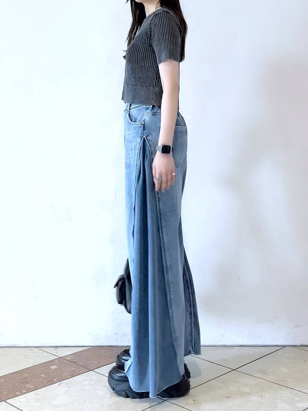 「モード、女子ウケ、着痩せ・細見え、骨格ストレート、個性派、韓国系、メンズライク、ストリート、カジュアル、PAGEBOY、デニムパンツ、おでかけ、夏コーデ、スニーカー、大人カジュアル」｜「PAGEBOYのプラットチャンキースニーカー（スニーカー、ブラック系）」を使った、misao1130さん（レディース・161cm）の春コーディネートの8枚目の写真