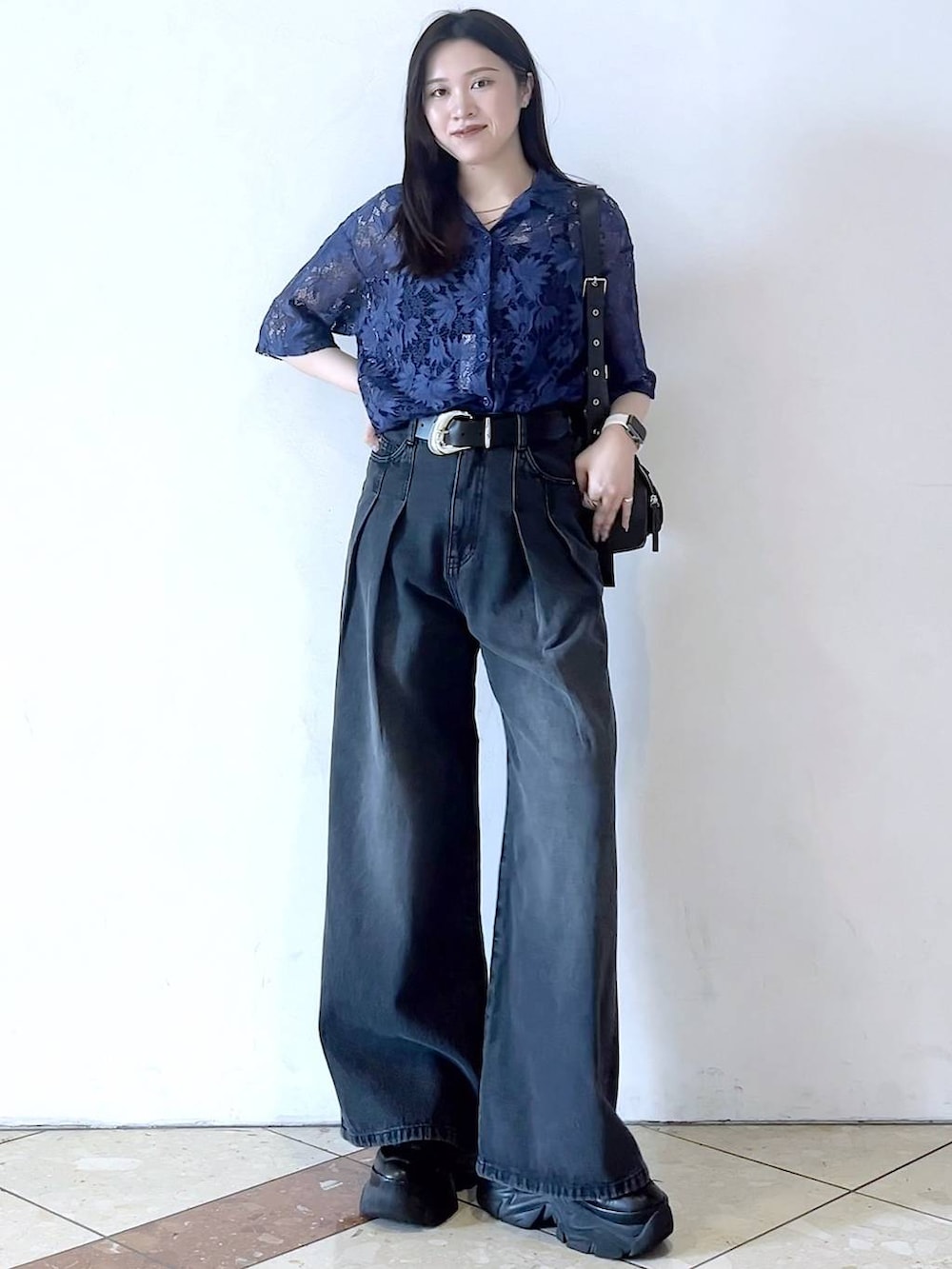 「モード、女子ウケ、着痩せ・細見え、骨格ストレート、個性派、韓国系、メンズライク、ストリート、カジュアル、PAGEBOY、デニムパンツ、シャツ、夏コーデ」｜「PAGEBOYのプラットチャンキースニーカー（スニーカー、ブラック系）」を使った、misao1130さん（レディース・161cm）の春コーディネートの3枚目の写真