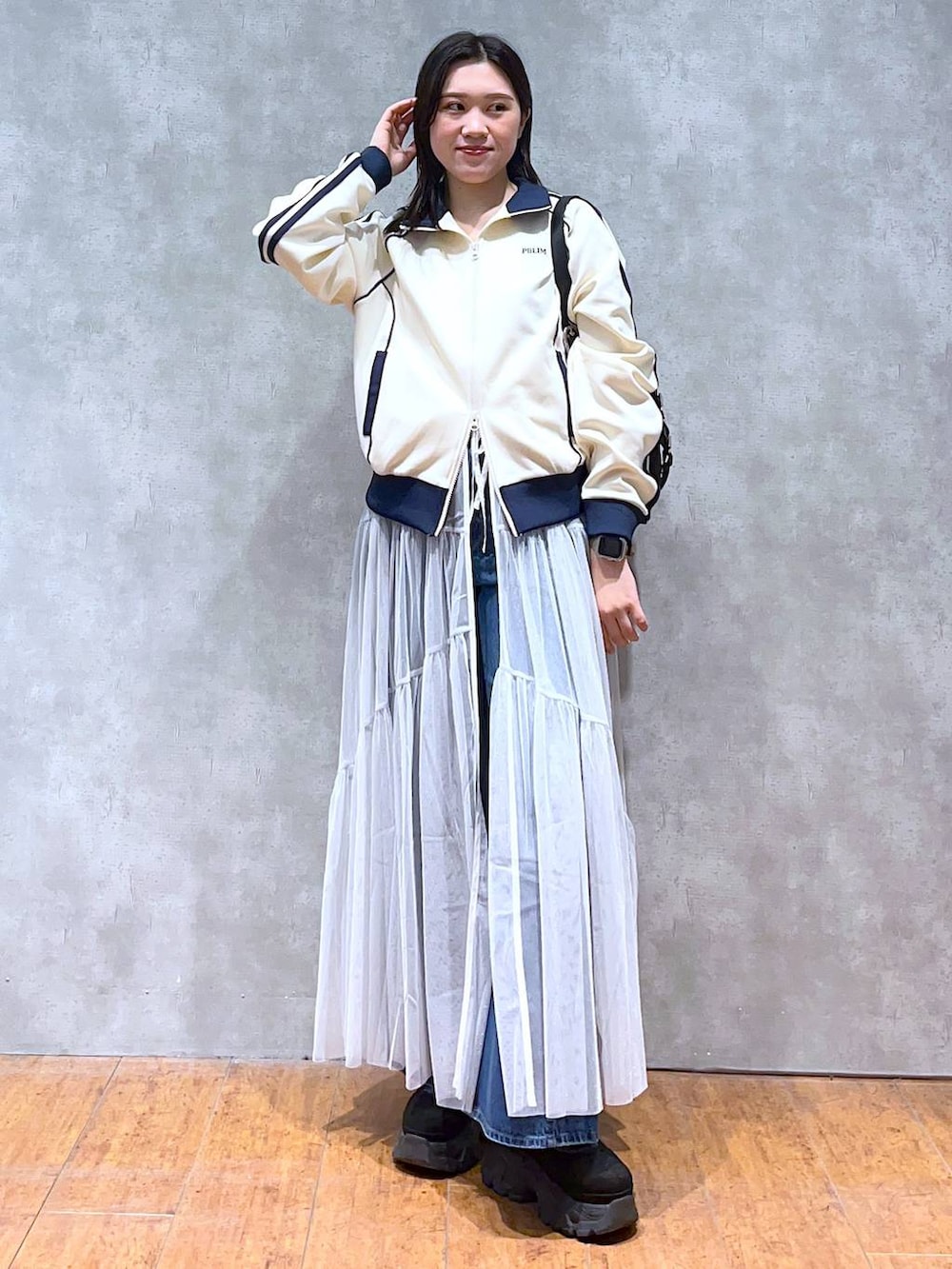 「モード、女子ウケ、着痩せ・細見え、骨格ストレート、個性派、韓国系、メンズライク、ストリート、カジュアル、PAGEBOY、ワンピース、スポーティ、デニムパンツ、トラックジャケット」｜「PAGEBOYのハトメダブルポケットBAG（ショルダーバッグ、ブラック系）」を使った、misao1130さん（レディース・161cm）の春コーディネートの4枚目の写真