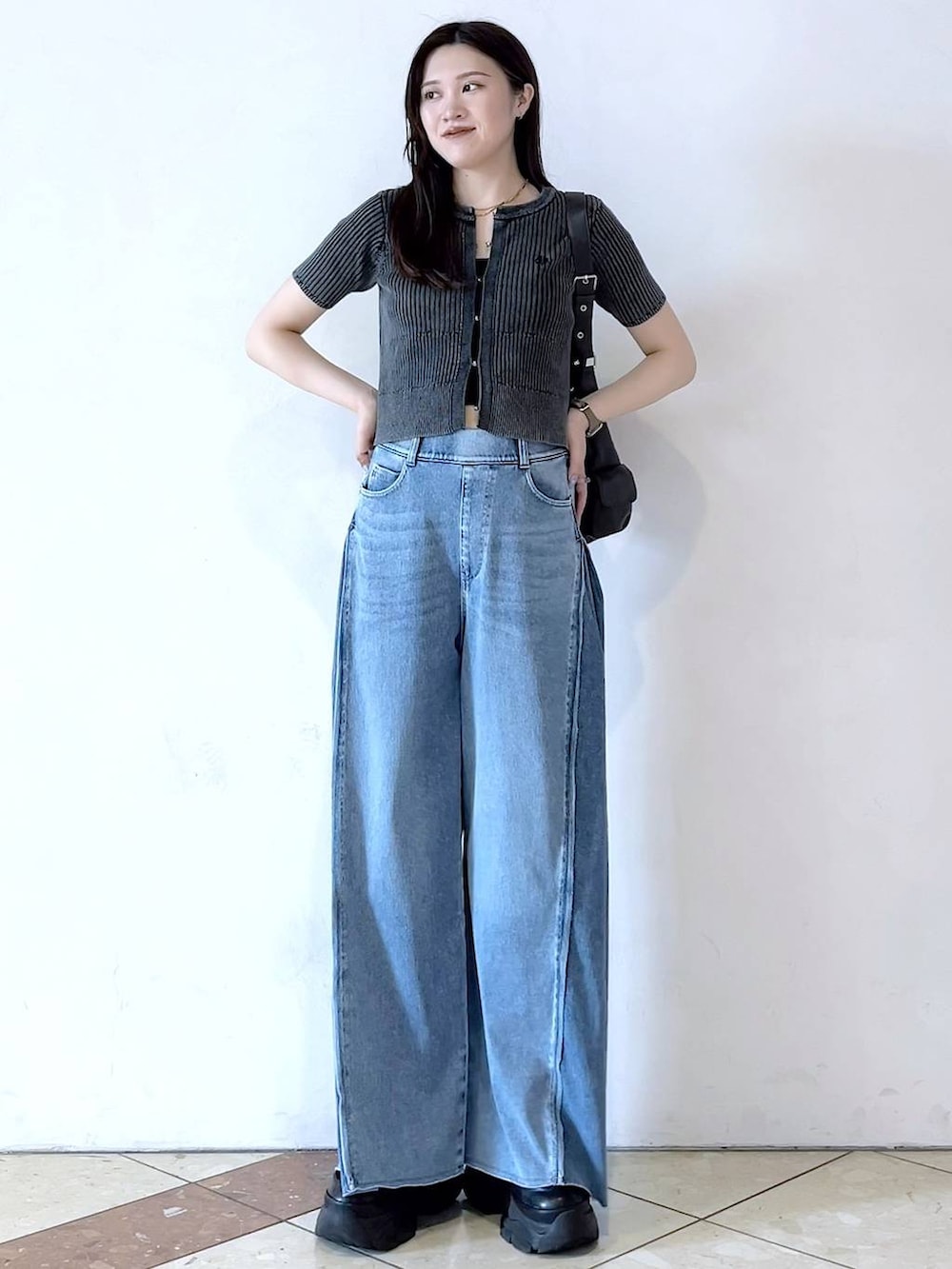 「モード、女子ウケ、着痩せ・細見え、骨格ストレート、個性派、韓国系、メンズライク、ストリート、カジュアル、PAGEBOY、デニムパンツ、おでかけ、夏コーデ、スニーカー、大人カジュアル」｜「PAGEBOYのプラットチャンキースニーカー（スニーカー、ブラック系）」を使った、misao1130さん（レディース・161cm）の春コーディネートの6枚目の写真