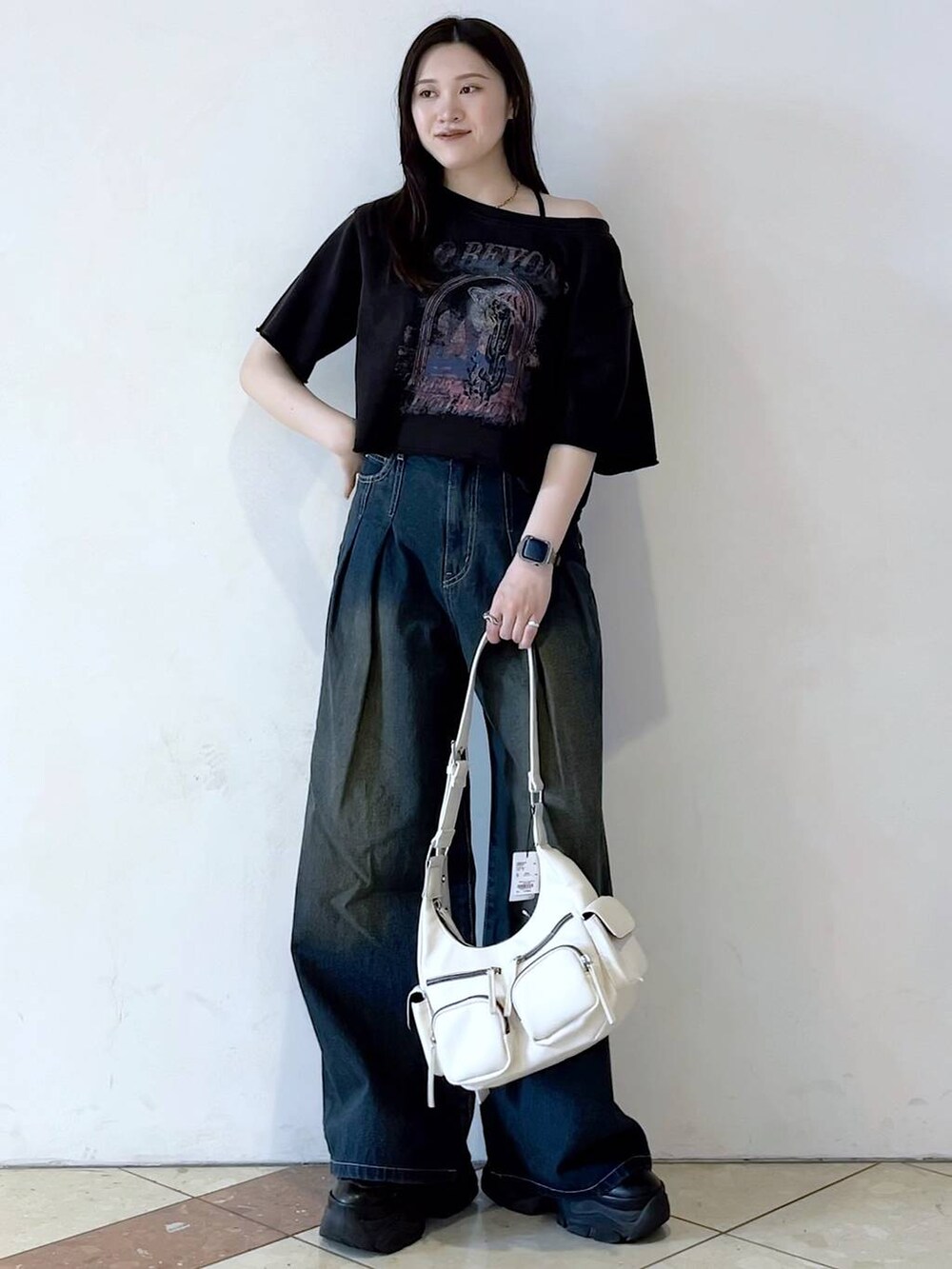 「モード、女子ウケ、着痩せ・細見え、骨格ストレート、個性派、韓国系、メンズライク、ストリート、カジュアル、PAGEBOY、デニムパンツ、Tシャツ、夏コーデ、スニーカー、おでかけ」｜「PAGEBOYのプラットチャンキースニーカー（スニーカー、ブラック系）」を使った、misao1130さん（レディース・161cm）の春コーディネートの5枚目の写真