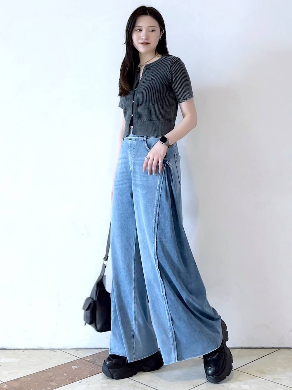 「モード、女子ウケ、着痩せ・細見え、骨格ストレート、個性派、韓国系、メンズライク、ストリート、カジュアル、PAGEBOY、デニムパンツ、おでかけ、夏コーデ、スニーカー、大人カジュアル」｜「PAGEBOYのプラットチャンキースニーカー（スニーカー、ブラック系）」を使った、misao1130さん（レディース・161cm）の春コーディネートの2枚目の写真