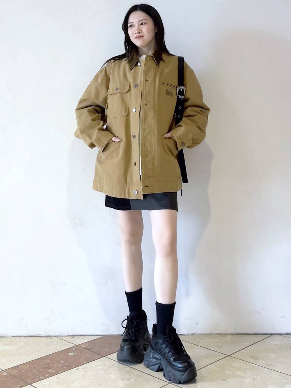 「モード、女子ウケ、着痩せ・細見え、骨格ストレート、個性派、韓国系、メンズライク、ストリート、カジュアル、PBLIM、春コーデ、春アウター、おでかけ、PAGEBOY」｜「PAGEBOYのプラットチャンキースニーカー（スニーカー、ブラック系）」を使った、misao1130さん（レディース・161cm）の冬コーディネートの4枚目の写真