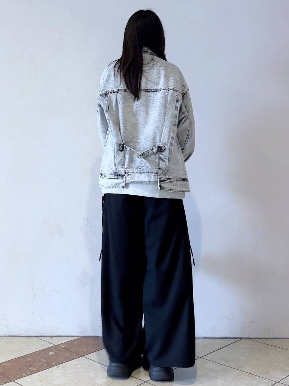 「メンズライク、ストリート、カジュアル、PAGEBOY、モード、女子ウケ、着痩せ・細見え、骨格ストレート、個性派、韓国系、PB_HappyDenimDays、デニムジャケット、アウター、春コーデ、春アウター」｜「PAGEBOYのプラットチャンキースニーカー（スニーカー、ブラック系）」を使った、misao1130さん（レディース・161cm）の春コーディネートの9枚目の写真