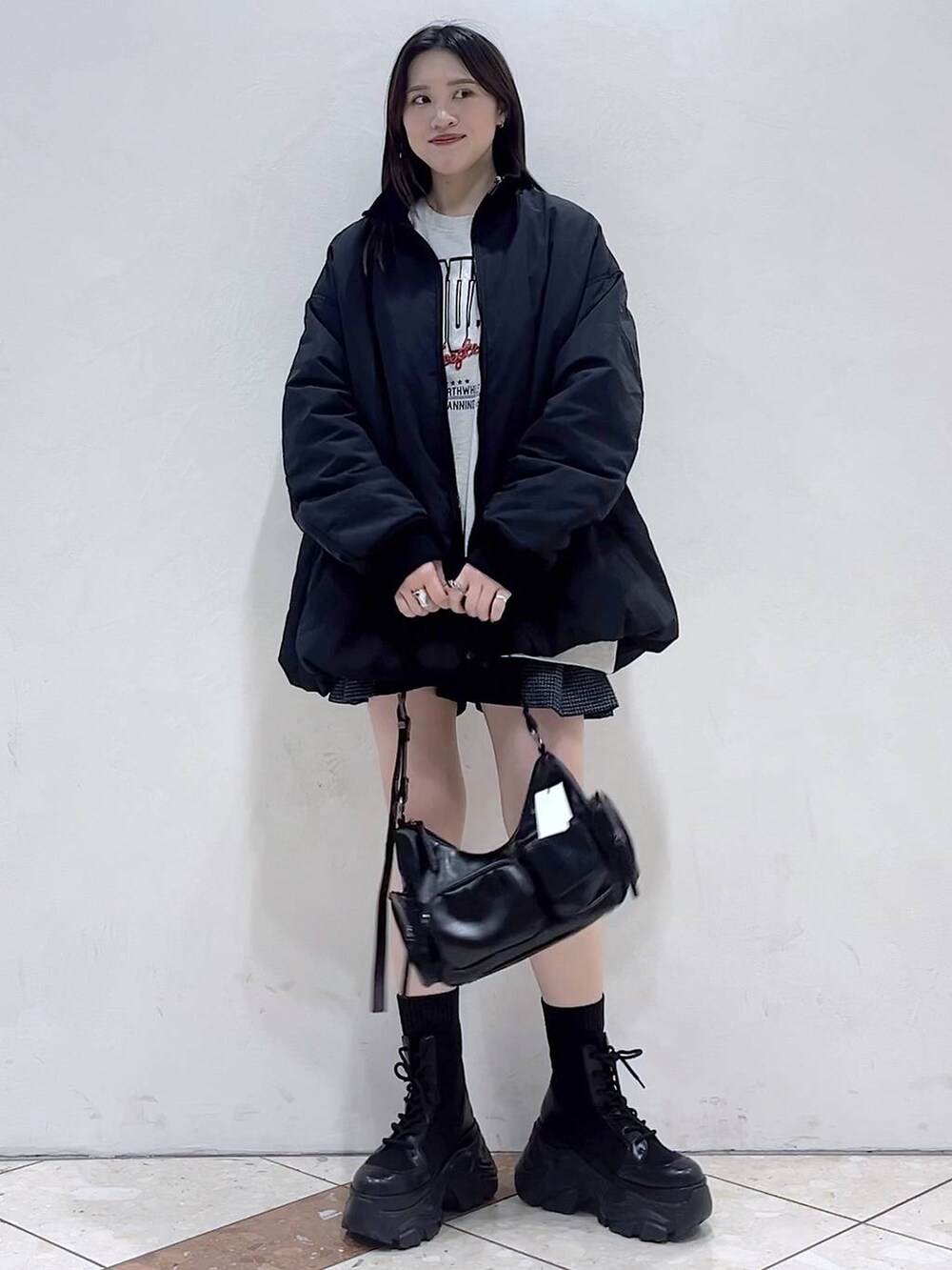 「PAGEBOY、モード、女子ウケ、着痩せ・細見え、骨格ストレート、個性派、韓国系、メンズライク、ストリート、カジュアル、アウター、冬アウター、冬コーデ、MA-1、スウェット」｜「PAGEBOYのレースアップソックスブーツ（ブーツ、ブラック系）」を使った、misao1130さん（レディース・161cm）の冬コーディネートの6枚目の写真