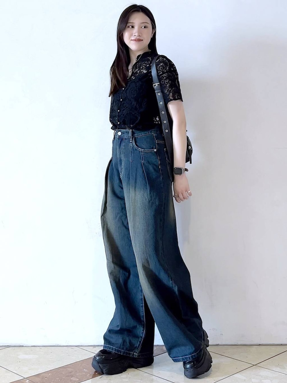 「デニムパンツ、ブラウス、夏コーデ、大人カジュアル、きれいめカジュアル、スニーカー、おでかけ、モード、女子ウケ、着痩せ・細見え、骨格ストレート、個性派、韓国系、メンズライク、ストリート」｜「PAGEBOYのプラットチャンキースニーカー（スニーカー、ブラック系）」を使った、misao1130さん（レディース・161cm）の春コーディネートの6枚目の写真