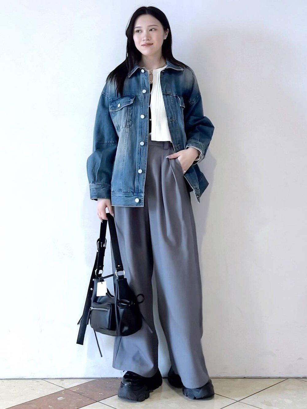 「おでかけ、モード、女子ウケ、着痩せ・細見え、骨格ストレート、個性派、韓国系、メンズライク、ストリート、カジュアル、PAGEBOY、デニムジャケット、スラックス、春コーデ、春アウター」｜「PAGEBOYのプラットチャンキースニーカー（スニーカー、ブラック系）」を使った、misao1130さん（レディース・161cm）の冬コーディネートの6枚目の写真