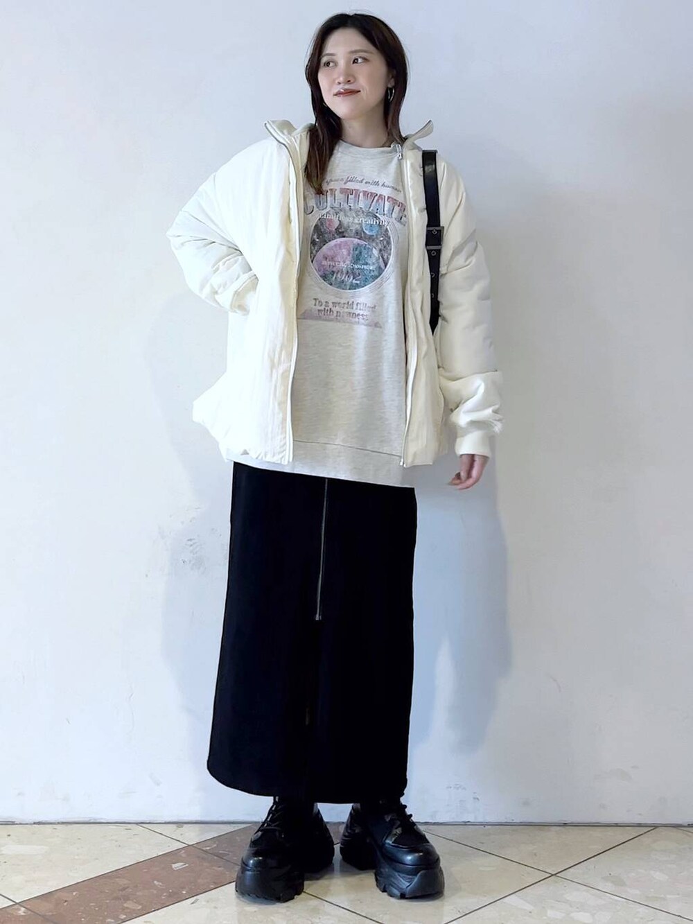 「モード、女子ウケ、着痩せ・細見え、骨格ストレート、個性派、韓国系、メンズライク、ストリート、カジュアル、PAGEBOY、スカート、アウター、冬コーデ、スウェット」｜「PAGEBOYのレースアップソックスブーツ（ブーツ、ブラック系）」を使った、misao1130さん（レディース・161cm）の秋コーディネートの5枚目の写真