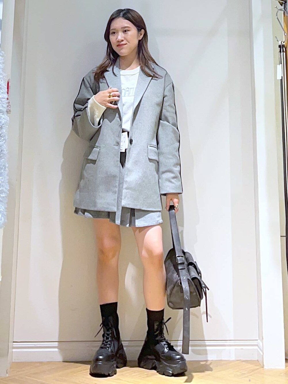 ブラック系のショルダーバッグ、ブラック系のブーツ、ブラック系のその他パンツを着用したレディースの秋コーディネートの4枚目の写真