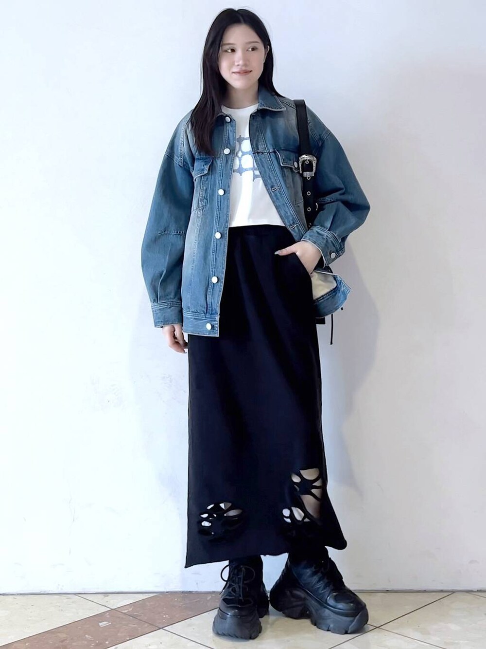 「モード、着痩せ・細見え、デニムジャケット、アウター、おでかけ、女子ウケ、骨格ストレート、個性派、韓国系、メンズライク、ストリート、カジュアル、PAGEBOY、スカート、春コーデ」｜「PAGEBOYのプラットチャンキースニーカー（スニーカー、ブラック系）」を使った、misao1130さん（レディース・161cm）の冬コーディネートの3枚目の写真