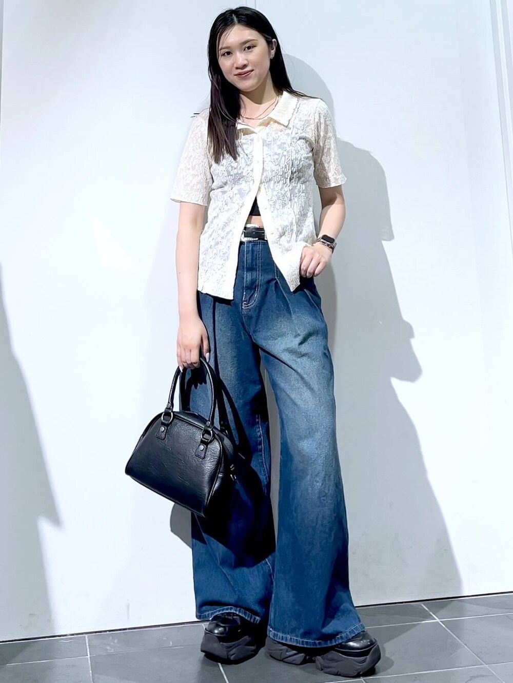 「着痩せ・細見え、骨格ストレート、個性派、モード、女子ウケ、韓国系、メンズライク、ストリート、カジュアル、PAGEBOY、デニムパンツ、シャツ、夏コーデ、おでかけ、大人カジュアル」｜「PAGEBOYのプラットチャンキースニーカー（スニーカー、ブラック系）」を使った、misao1130さん（レディース・161cm）の夏コーディネートの3枚目の写真