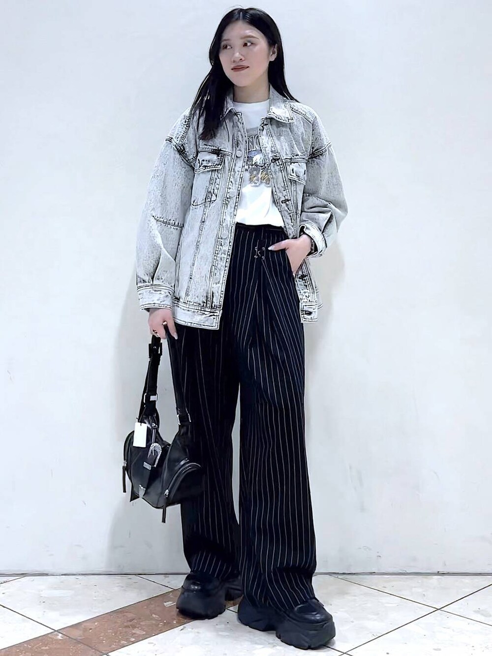 「モード、女子ウケ、着痩せ・細見え、骨格ストレート、個性派、韓国系、メンズライク、ストリート、カジュアル、PAGEBOY、PBLIM、デニムジャケット、おでかけ、春コーデ、春アウター」｜「PAGEBOYのプラットチャンキースニーカー（スニーカー、ブラック系）」を使った、misao1130さん（レディース・161cm）の春コーディネートの4枚目の写真