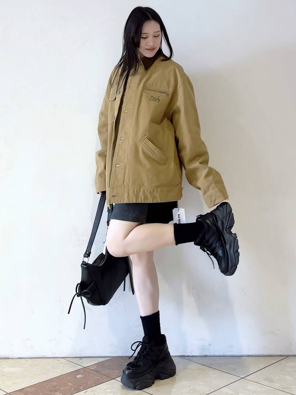 「モード、女子ウケ、着痩せ・細見え、骨格ストレート、個性派、韓国系、メンズライク、ストリート、カジュアル、PBLIM、春コーデ、春アウター、おでかけ、PAGEBOY」｜「PAGEBOYのプラットチャンキースニーカー（スニーカー、ブラック系）」を使った、misao1130さん（レディース・161cm）の冬コーディネートの3枚目の写真
