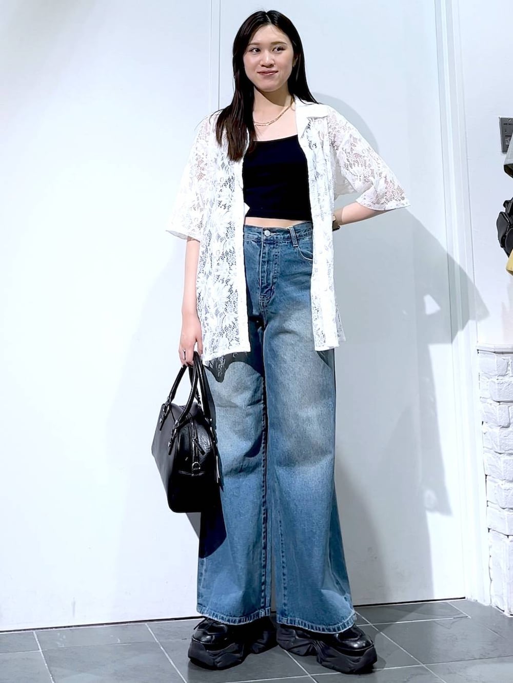 「PAGEBOY、モード、女子ウケ、着痩せ・細見え、骨格ストレート、個性派、韓国系、メンズライク、ストリート、カジュアル、デニムパンツ、シャツ、夏コーデ、おでかけ、デートコーデ」｜「PAGEBOYのプラットチャンキースニーカー（スニーカー、ブラック系）」を使った、misao1130さん（レディース・161cm）の夏コーディネートの6枚目の写真