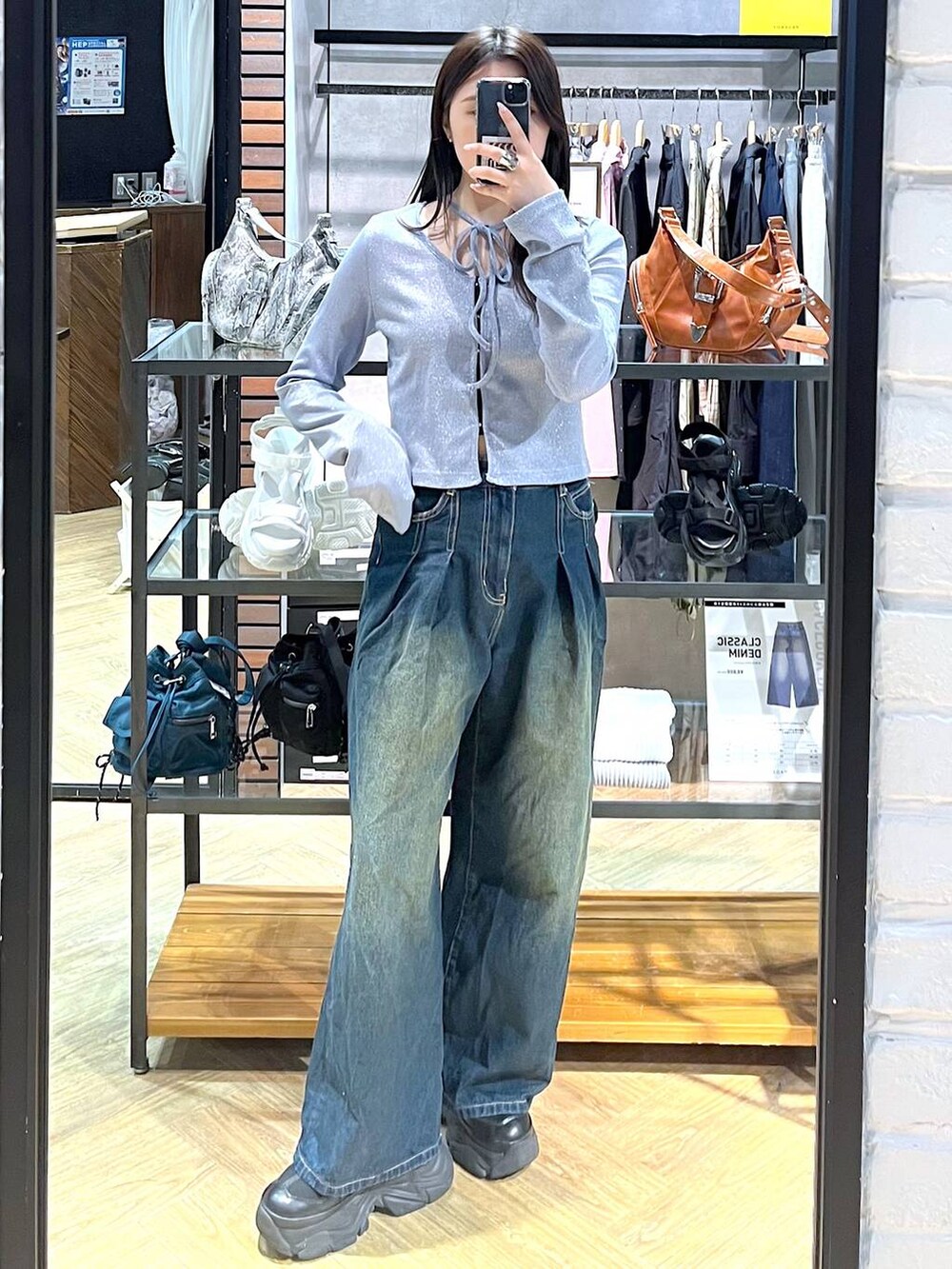 「モード、女子ウケ、着痩せ・細見え、骨格ストレート、個性派、韓国系、メンズライク、ストリート、カジュアル、PAGEBOY、デニムパンツ、夏コーデ、春コーデ、おでかけ、キラキラアイテム」｜「PAGEBOYのプラットチャンキースニーカー（スニーカー、ブラック系）」を使った、misao1130さん（レディース・161cm）の春コーディネートの5枚目の写真