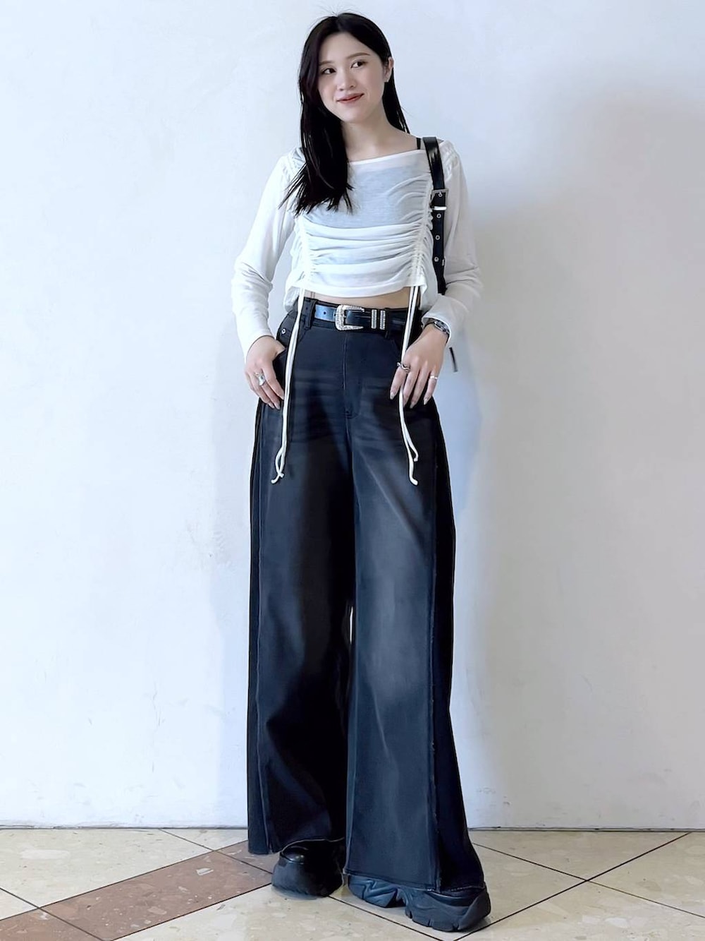 「モード、女子ウケ、着痩せ・細見え、骨格ストレート、個性派、韓国系、メンズライク、ストリート、カジュアル、PAGEBOY、デニムパンツ、夏コーデ、おでかけ、デートコーデ、スニーカー」｜「PAGEBOYのプラットチャンキースニーカー（スニーカー、ブラック系）」を使った、misao1130さん（レディース・161cm）の春コーディネートの6枚目の写真