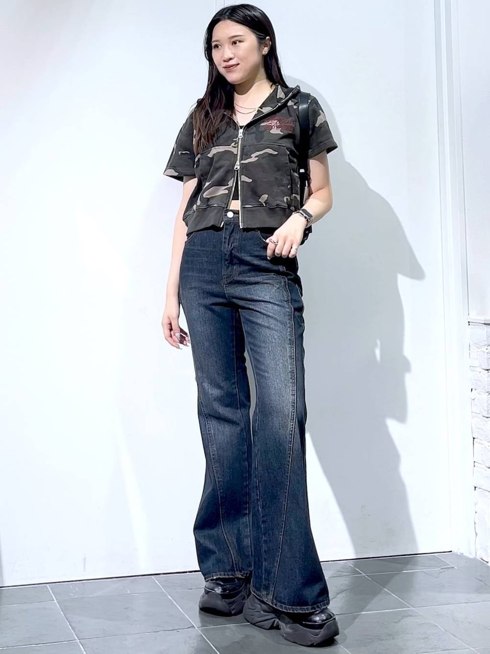「PAGEBOY、デニムパンツ、PBLIM、夏コーデ、モード、女子ウケ、着痩せ・細見え、骨格ストレート、個性派、韓国系、メンズライク、ストリート、カジュアル」｜「PAGEBOYのプラットチャンキースニーカー（スニーカー、ブラック系）」を使った、misao1130さん（レディース・161cm）の夏コーディネートの6枚目の写真