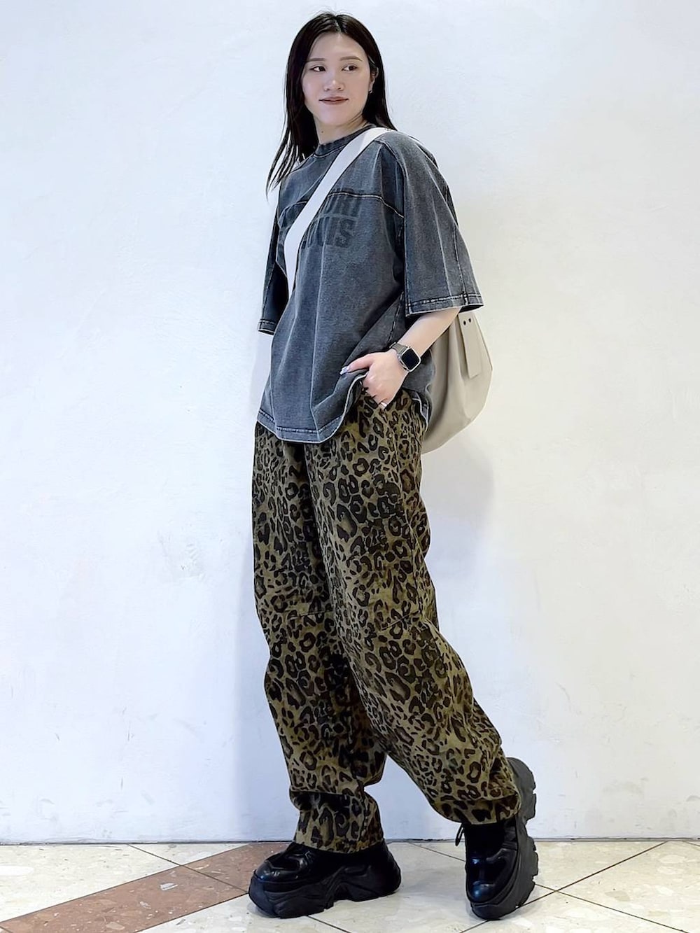 「モード、女子ウケ、着痩せ・細見え、骨格ストレート、個性派、PAGEBOY、韓国系、メンズライク、ストリート、カジュアル、PBLIM、Tシャツ、夏コーデ、スニーカー、ショルダーバッグ」｜「PAGEBOYのプラットチャンキースニーカー（スニーカー、ブラック系）」を使った、misao1130さん（レディース・161cm）の春コーディネートの4枚目の写真