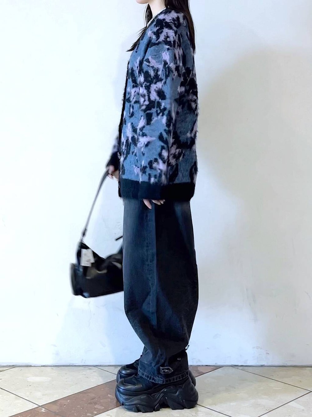 「モード、女子ウケ、着痩せ・細見え、骨格ストレート、個性派、韓国系、メンズライク、ストリート、カジュアル、PAGEBOY、デニムパンツ、PBLIM、カーディガン、冬コーデ」｜「PAGEBOYのプラットチャンキースニーカー（スニーカー、ブラック系）」を使った、misao1130さん（レディース・161cm）の冬コーディネートの7枚目の写真