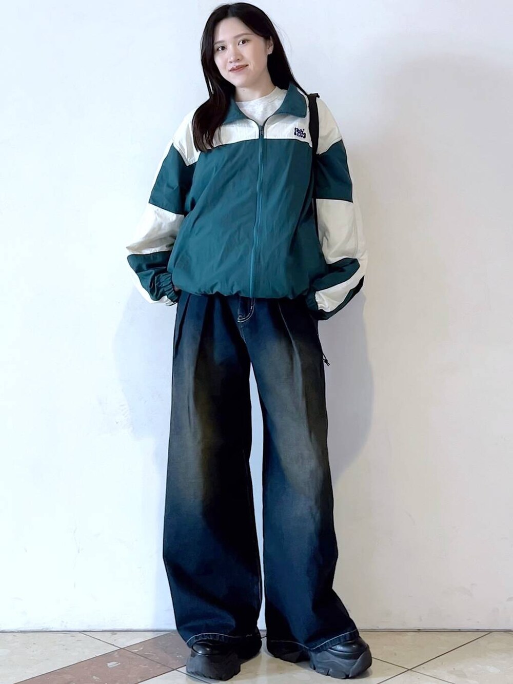 「モード、女子ウケ、着痩せ・細見え、骨格ストレート、個性派、韓国系、メンズライク、ストリート、カジュアル、PAGEBOY、デニムパンツ、PB_HappyDenimDays、PBLIM、トラックジャケット、春コーデ」｜「PAGEBOYのプラットチャンキースニーカー（スニーカー、ブラック系）」を使った、misao1130さん（レディース・161cm）の春コーディネートの2枚目の写真