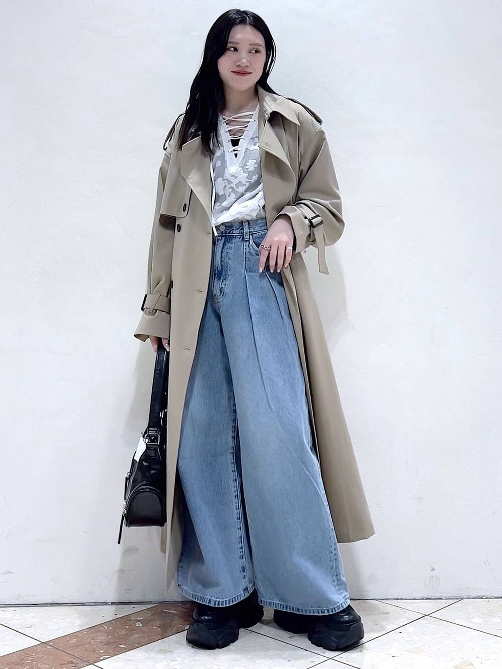 「女子ウケ、着痩せ・細見え、骨格ストレート、個性派、韓国系、メンズライク、ストリート、カジュアル、PAGEBOY、デニムパンツ、トレンチコート、春コーデ、春アウター、ブラウス、おでかけ」｜「PAGEBOYのプラットチャンキースニーカー（スニーカー、ブラック系）」を使った、misao1130さん（レディース・161cm）の春コーディネートの7枚目の写真