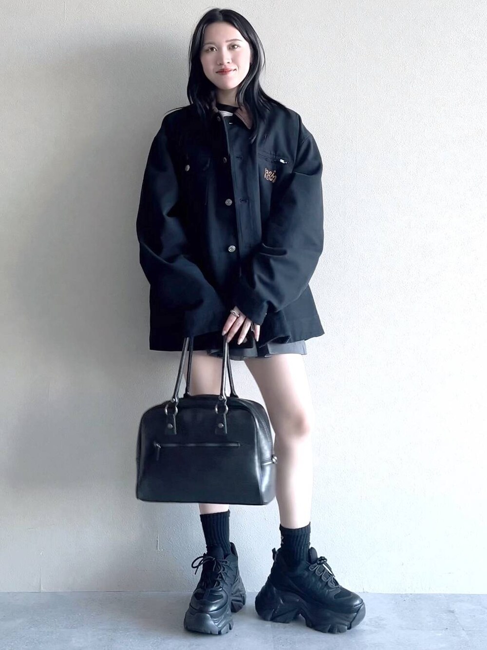 「モード、女子ウケ、着痩せ・細見え、骨格ストレート、個性派、韓国系、メンズライク、ストリート、カジュアル、PAGEBOY、アウター、春アウター、春コーデ、PBLIM、スウェット」｜「PAGEBOYのプラットチャンキースニーカー（スニーカー、ブラック系）」を使った、misao1130さん（レディース・161cm）の冬コーディネートの4枚目の写真