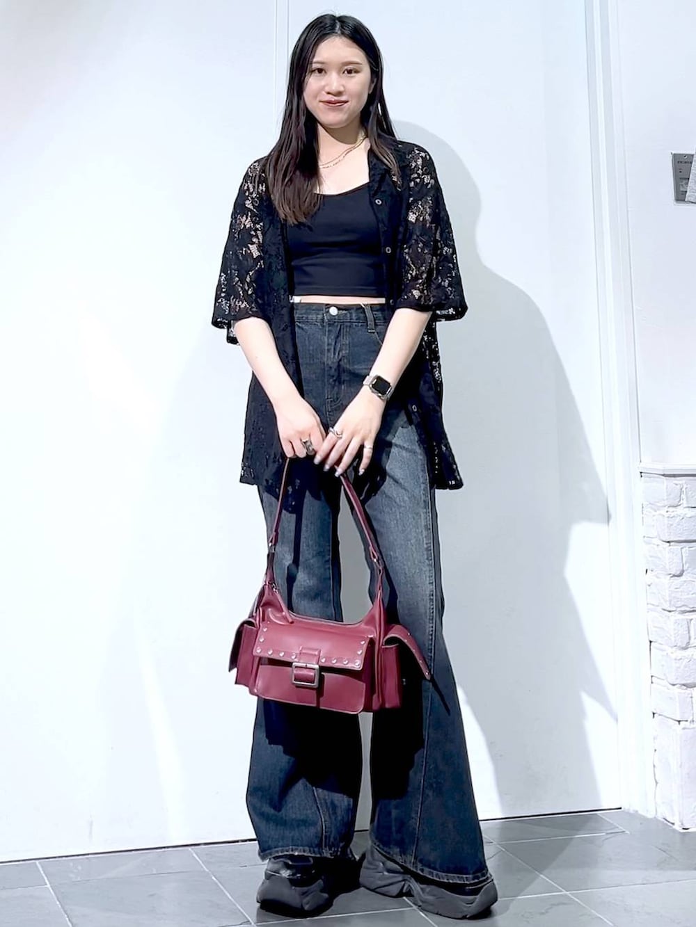 「モード、女子ウケ、着痩せ・細見え、骨格ストレート、個性派、韓国系、メンズライク、ストリート、カジュアル、PAGEBOY、デニムパンツ、シャツワンピース、夏コーデ、おでかけ、大人カジュアル」｜「PAGEBOYのプラットチャンキースニーカー（スニーカー、ブラック系）」を使った、misao1130さん（レディース・161cm）の夏コーディネートの2枚目の写真