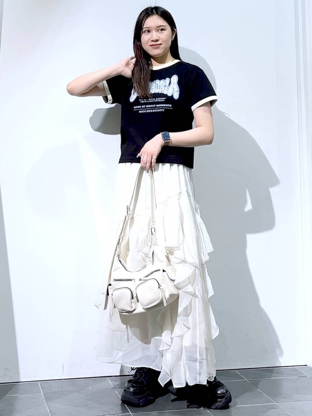 「モード、女子ウケ、着痩せ・細見え、骨格ストレート、個性派、韓国系、メンズライク、ストリート、カジュアル、PAGEBOY、スカート、Tシャツ、夏コーデ、おでかけ、デートコーデ」｜「PAGEBOYのプラットチャンキースニーカー（スニーカー、ブラック系）」を使った、misao1130さん（レディース・161cm）の夏コーディネートの4枚目の写真