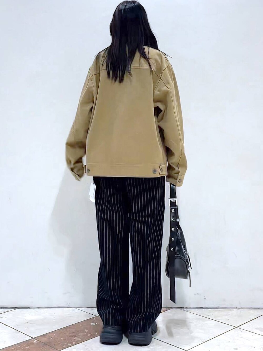 「モード、PAGEBOY、スラックス、アウター、春コーデ、春アウター、PBLIM、女子ウケ、着痩せ・細見え、骨格ストレート、個性派、韓国系、メンズライク、ストリート、カジュアル」｜「PAGEBOYのプラットチャンキースニーカー（スニーカー、ブラック系）」を使った、misao1130さん（レディース・161cm）の春コーディネートの7枚目の写真
