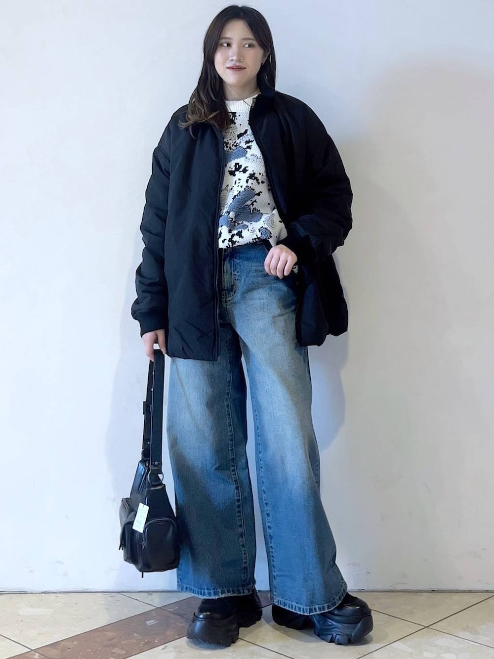 「ブーツ、モード、女子ウケ、着痩せ・細見え、骨格ストレート、個性派、韓国系、メンズライク、ストリート、カジュアル、PAGEBOY、デニムパンツ、冬アウター、MA-1、アウター」｜「PAGEBOYのレースアップソックスブーツ（ブーツ、ブラック系）」を使った、misao1130さん（レディース・161cm）の冬コーディネートの7枚目の写真
