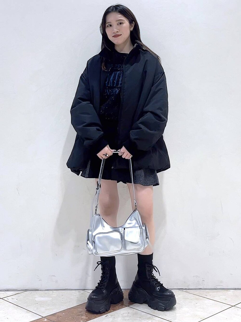 「モード、女子ウケ、着痩せ・細見え、骨格ストレート、個性派、韓国系、メンズライク、ストリート、カジュアル、PAGEBOY、アウター、冬コーデ、冬アウター、ニット、ブーツ」｜「PAGEBOYのレースアップソックスブーツ（ブーツ、ブラック系）」を使った、misao1130さん（レディース・161cm）の冬コーディネートの6枚目の写真