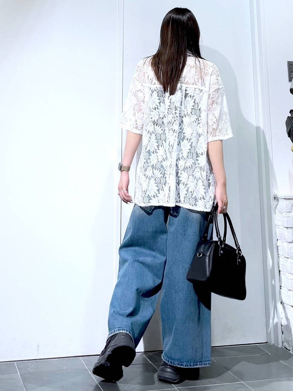 「PAGEBOY、モード、女子ウケ、着痩せ・細見え、骨格ストレート、個性派、韓国系、メンズライク、ストリート、カジュアル、デニムパンツ、シャツ、夏コーデ、おでかけ、デートコーデ」｜「PAGEBOYのプラットチャンキースニーカー（スニーカー、ブラック系）」を使った、misao1130さん（レディース・161cm）の夏コーディネートの8枚目の写真