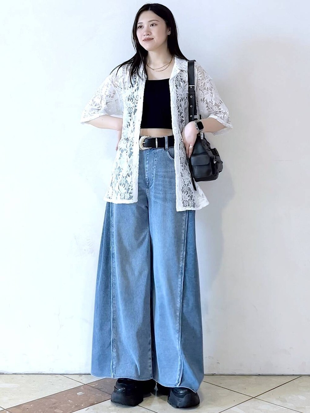 「モード、女子ウケ、着痩せ・細見え、骨格ストレート、個性派、韓国系、メンズライク、ストリート、カジュアル、PAGEBOY、デニムパンツ、夏コーデ、シャツ、スニーカー、おでかけ」｜「PAGEBOYのプラットチャンキースニーカー（スニーカー、ブラック系）」を使った、misao1130さん（レディース・161cm）の春コーディネートの3枚目の写真