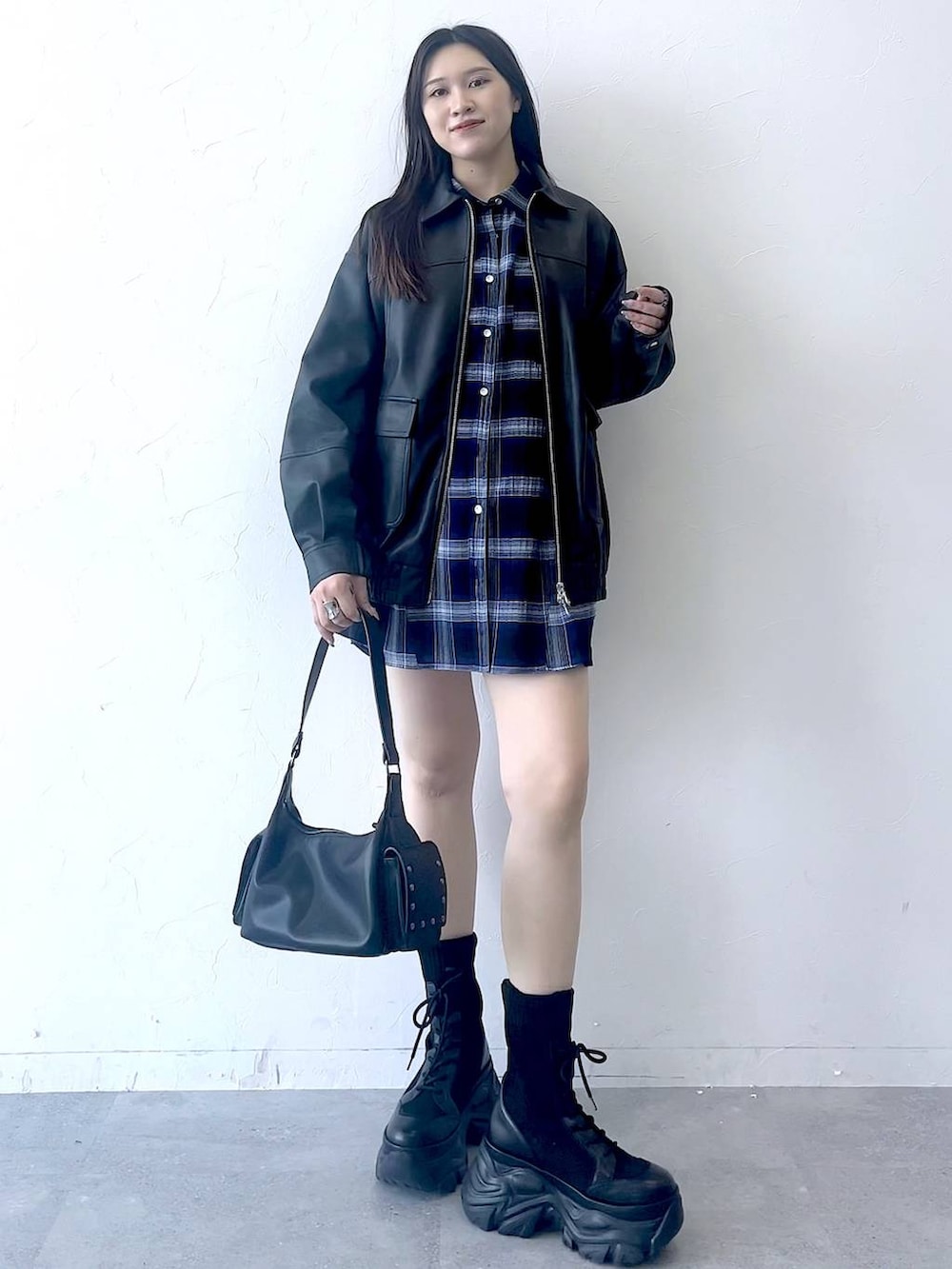 「モード、女子ウケ、着痩せ・細見え、骨格ストレート、個性派、韓国系、メンズライク、ストリート、カジュアル、PAGEBOY、シャツ、レザー、ジャケット、アウター、ブルゾン」｜「PAGEBOYのレースアップソックスブーツ（ブーツ、ブラック系）」を使った、misao1130さん（レディース・161cm）の夏コーディネートの3枚目の写真
