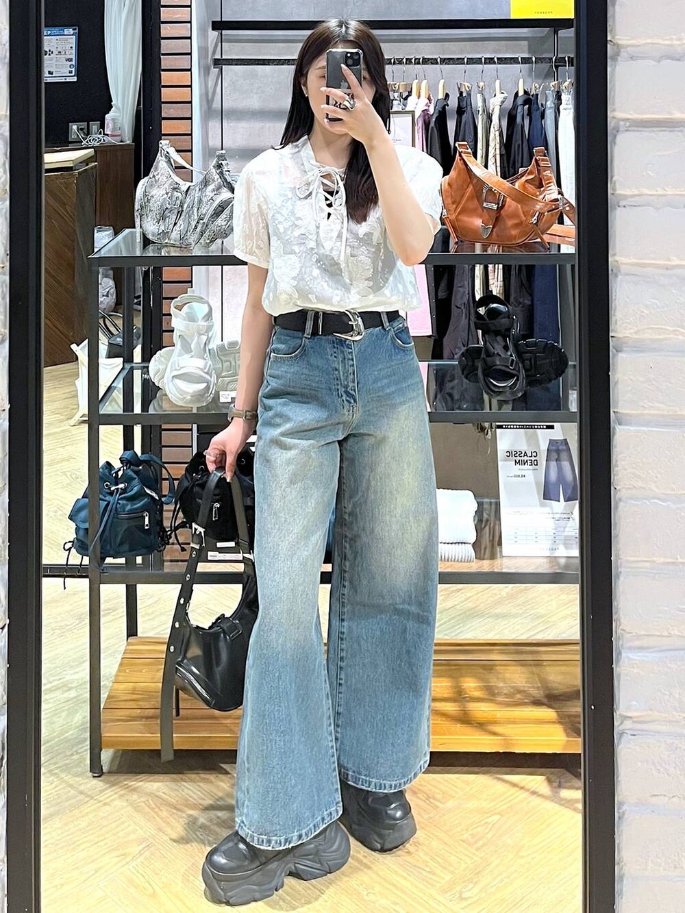 「モード、女子ウケ、着痩せ・細見え、骨格ストレート、個性派、韓国系、メンズライク、ストリート、カジュアル、PAGEBOY、デニムパンツ、ブラウス、夏コーデ、スニーカー、大人カジュアル」｜「PAGEBOYのプラットチャンキースニーカー（スニーカー、ブラック系）」を使った、misao1130さん（レディース・161cm）の春コーディネートの3枚目の写真