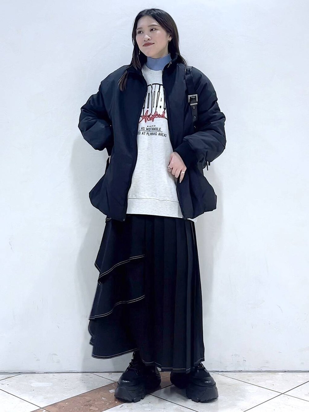 「おでかけ、モード、女子ウケ、着痩せ・細見え、骨格ストレート、個性派、韓国系、メンズライク、ストリート、カジュアル、PAGEBOY、スカート、冬コーデ、冬アウター、アウター」|「PAGEBOYのバイカラースリーブハイネックニット(ニット/セーター、ブルー系)」を使った、misao1130さん(レディース・161cm)の冬コーディネートの5枚目の写真