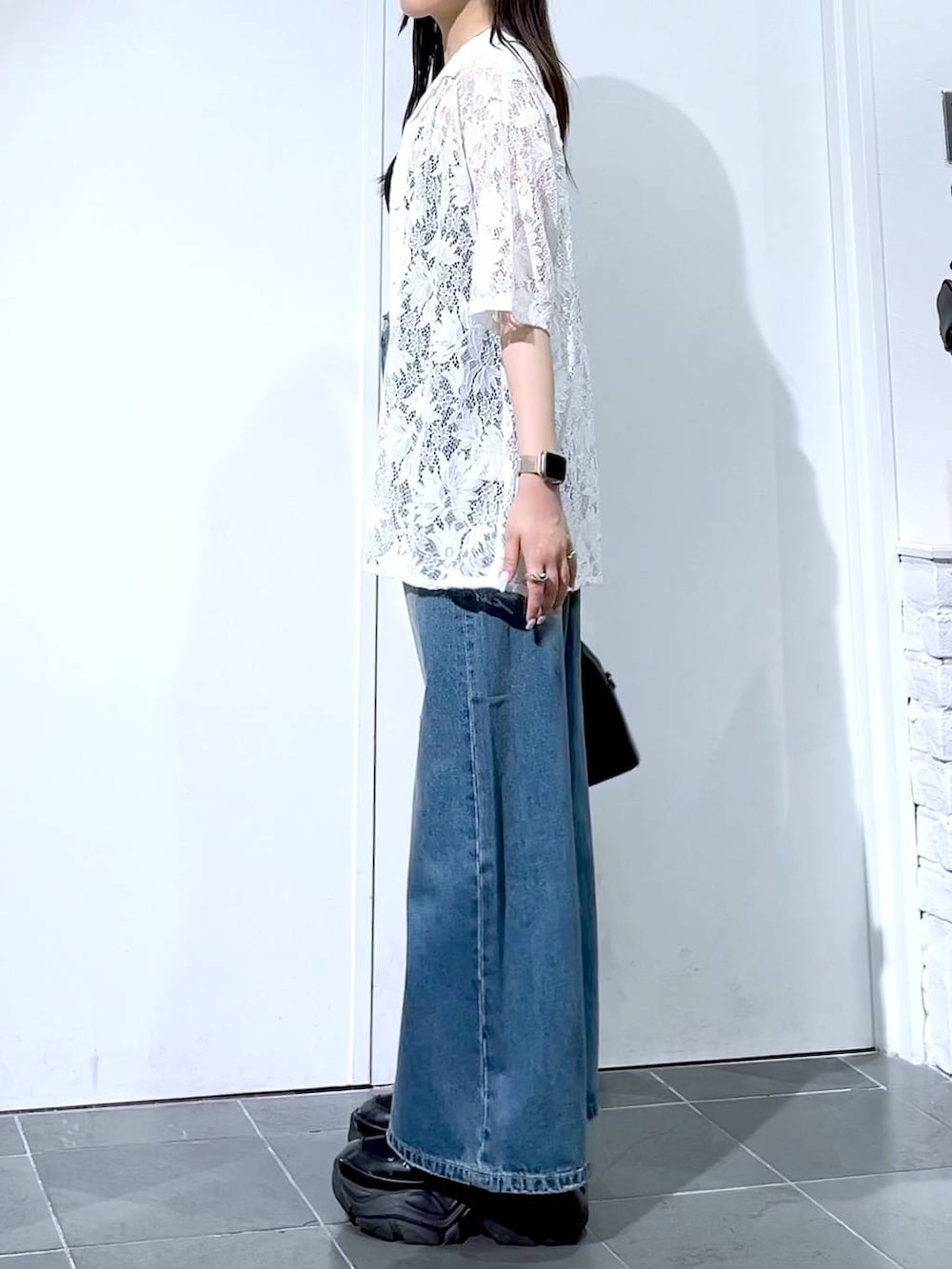 「PAGEBOY、モード、女子ウケ、着痩せ・細見え、骨格ストレート、個性派、韓国系、メンズライク、ストリート、カジュアル、デニムパンツ、シャツ、夏コーデ、おでかけ、デートコーデ」｜「PAGEBOYのプラットチャンキースニーカー（スニーカー、ブラック系）」を使った、misao1130さん（レディース・161cm）の夏コーディネートの7枚目の写真