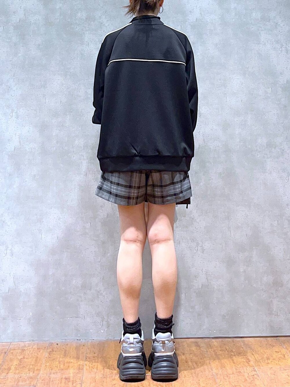 「韓国系、メンズライク、ストリート、モード、女子ウケ、着痩せ・細見え、骨格ストレート、個性派、カジュアル、PAGEBOY、スポーティ、秋コーデ、秋冬新作、ショートパンツ」｜「PAGEBOYのプラットチャンキースニーカー（スニーカー、グレー系）」を使った、misao1130さん（レディース・161cm）の夏コーディネートの6枚目の写真