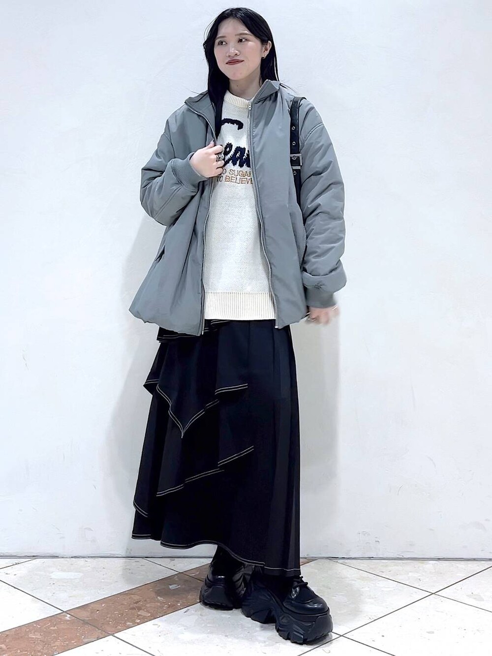 「モード、女子ウケ、着痩せ・細見え、骨格ストレート、個性派、韓国系、メンズライク、ストリート、カジュアル、PAGEBOY、アウター、冬コーデ、冬アウター、MA-1、スカート」｜「PAGEBOYのレースアップソックスブーツ（ブーツ、ブラック系）」を使った、misao1130さん（レディース・161cm）の冬コーディネートの4枚目の写真