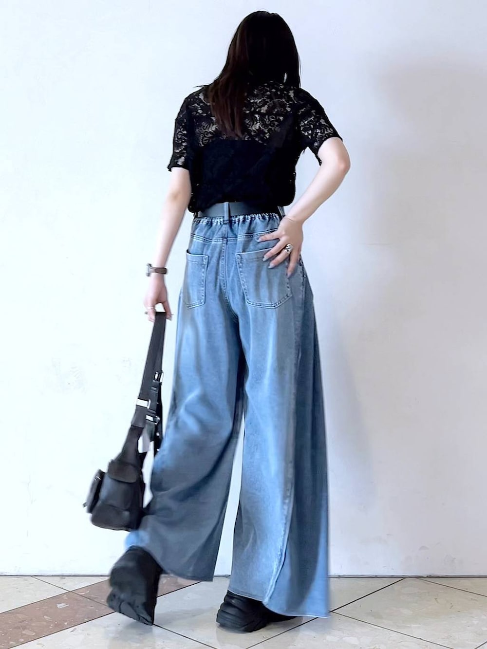 「スニーカー、骨格ストレート、個性派、韓国系、メンズライク、ストリート、カジュアル、PAGEBOY、デニムパンツ、夏コーデ、モード、女子ウケ、着痩せ・細見え」｜「PAGEBOYのプラットチャンキースニーカー（スニーカー、ブラック系）」を使った、misao1130さん（レディース・161cm）の春コーディネートの7枚目の写真