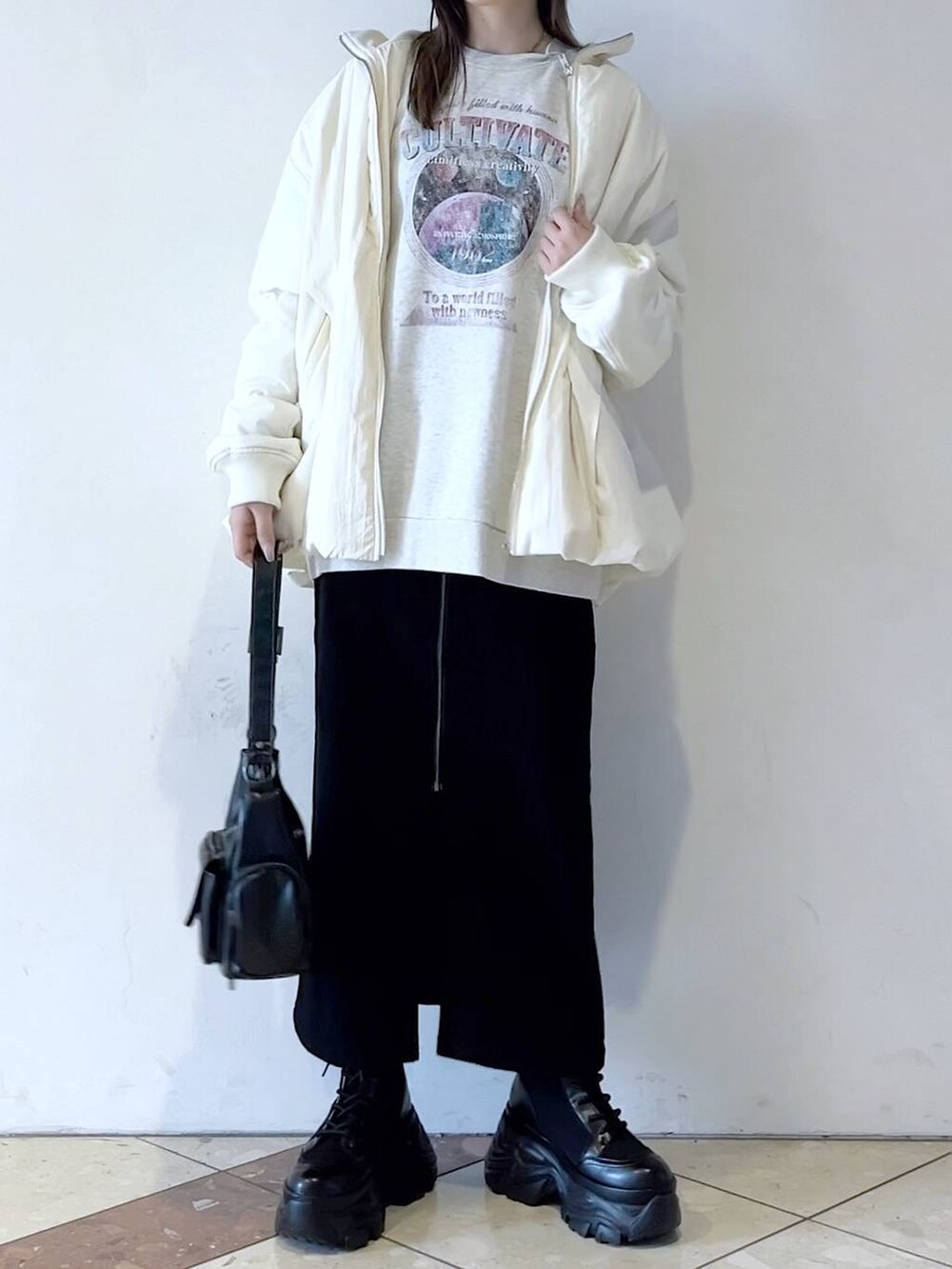 「モード、女子ウケ、着痩せ・細見え、骨格ストレート、個性派、韓国系、メンズライク、ストリート、カジュアル、PAGEBOY、スカート、アウター、冬コーデ、スウェット」｜「PAGEBOYのレースアップソックスブーツ（ブーツ、ブラック系）」を使った、misao1130さん（レディース・161cm）の秋コーディネートの7枚目の写真