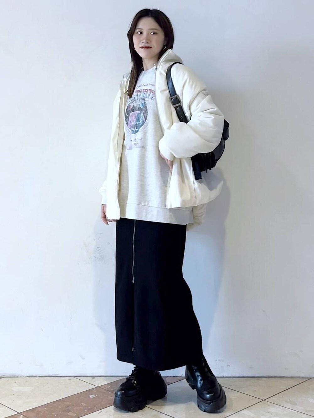 「モード、女子ウケ、着痩せ・細見え、骨格ストレート、個性派、韓国系、メンズライク、ストリート、カジュアル、PAGEBOY、スカート、アウター、冬コーデ、スウェット」｜「PAGEBOYのレースアップソックスブーツ（ブーツ、ブラック系）」を使った、misao1130さん（レディース・161cm）の秋コーディネートの6枚目の写真