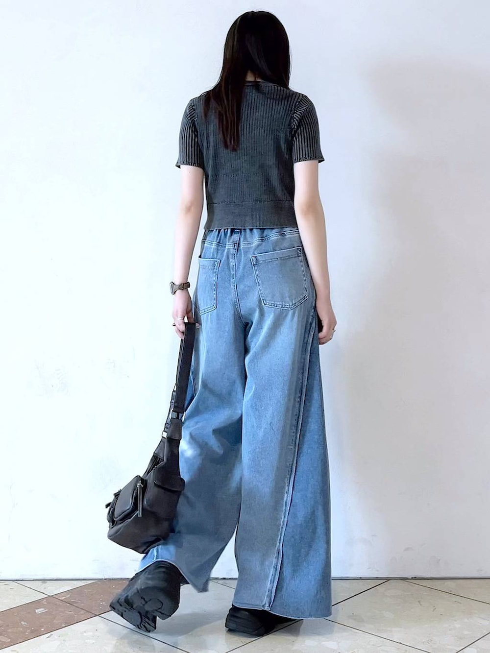 「モード、女子ウケ、着痩せ・細見え、骨格ストレート、個性派、韓国系、メンズライク、ストリート、カジュアル、PAGEBOY、デニムパンツ、おでかけ、夏コーデ、スニーカー、大人カジュアル」｜「PAGEBOYのプラットチャンキースニーカー（スニーカー、ブラック系）」を使った、misao1130さん（レディース・161cm）の春コーディネートの9枚目の写真