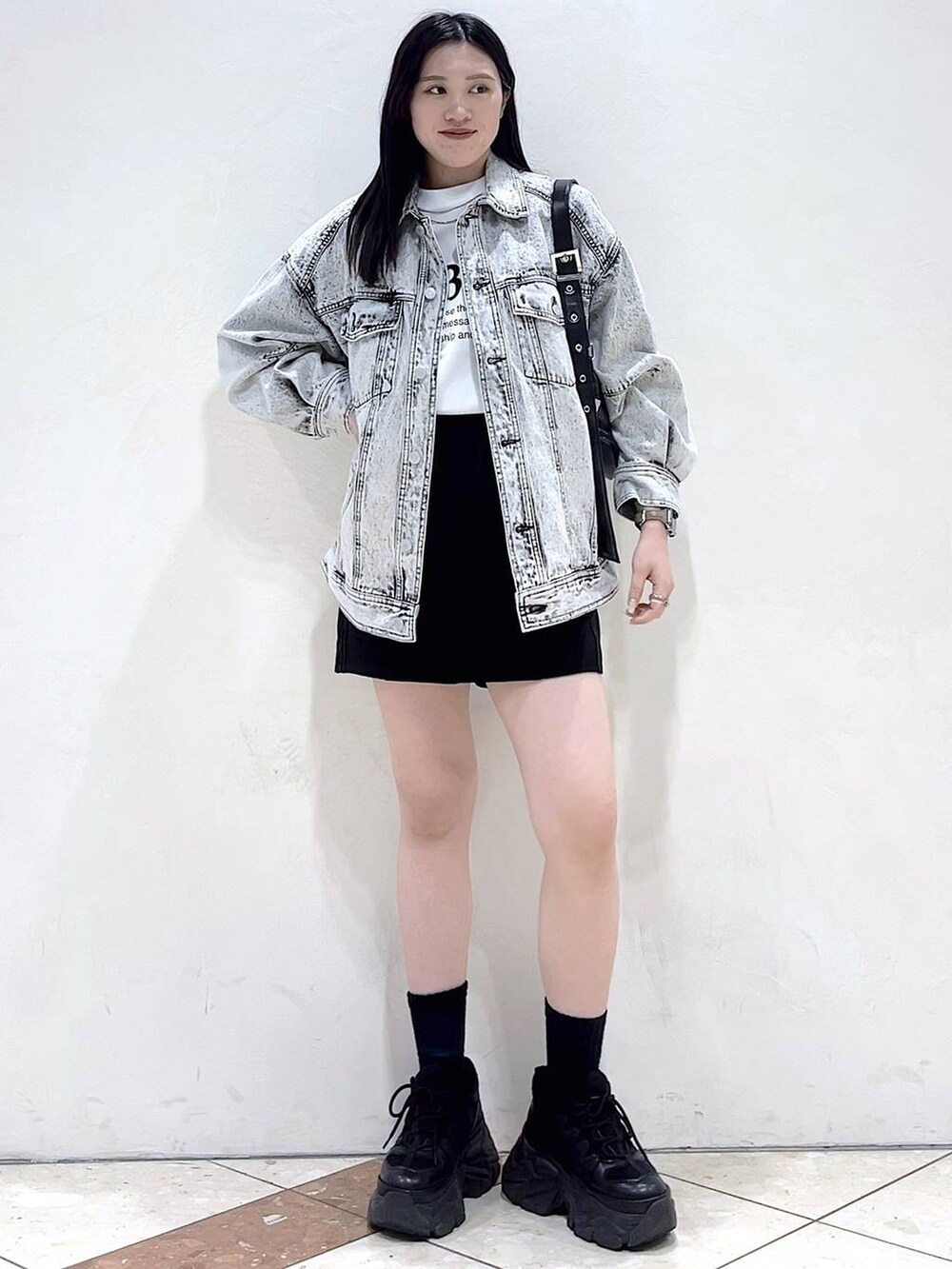 「PAGEBOY、モード、女子ウケ、着痩せ・細見え、骨格ストレート、個性派、韓国系、メンズライク、ストリート、カジュアル、ショートパンツ、デニムジャケット、春コーデ、春アウター、Tシャツ」｜「PAGEBOYのプラットチャンキースニーカー（スニーカー、ブラック系）」を使った、misao1130さん（レディース・161cm）の春コーディネートの6枚目の写真