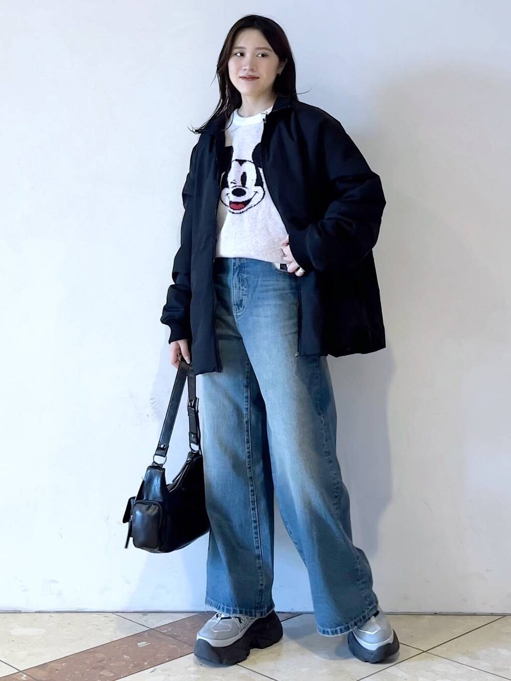 「モード、女子ウケ、着痩せ・細見え、骨格ストレート、個性派、韓国系、メンズライク、ストリート、カジュアル、PAGEBOY、デニムパンツ、アウター、冬アウター、ニット、冬コーデ」｜「PAGEBOYのプラットチャンキースニーカー（スニーカー、グレー系）」を使った、misao1130さん（レディース・161cm）の冬コーディネートの7枚目の写真